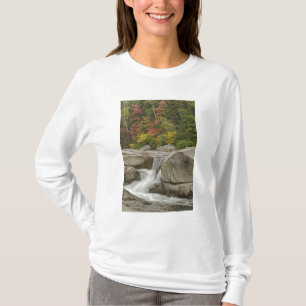 Snelle rivier door rotsen stromend, Wit T-shirt