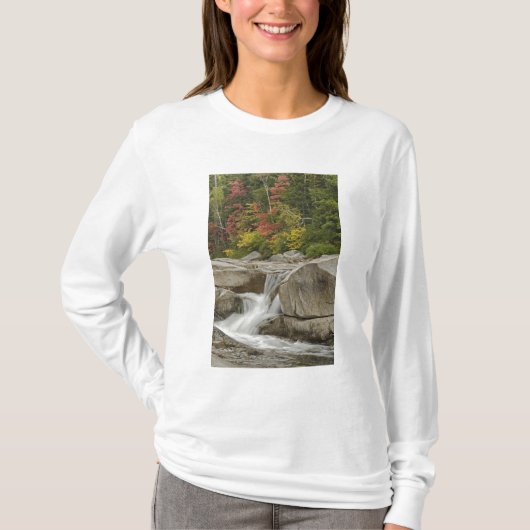 Snelle rivier door rotsen stromend, Wit T-shirt (Voorkant)