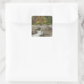 Snelle rivier door rotsen stromend, Wit Vierkante Sticker (Tas)