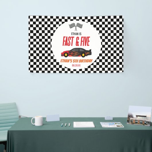 Snelle & Vijf Rode Vlam Race Auto 5e Verjaardagsfe Spandoek (Beurs)