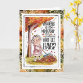 Snerpende oude dame harkt bladeren herfst herfst h kaart (Gele Bloem)