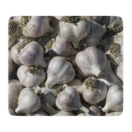 Snijplank van glas met oogst knoflook
