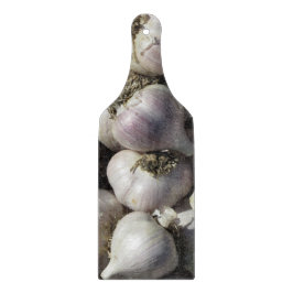 Snijplank van glas met oogst knoflook