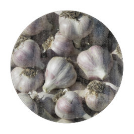 Snijplank van glas met oogst knoflook