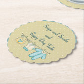 Snippers slakken knuppels met babykleding kartonnen onderzetters (Gekanteld)