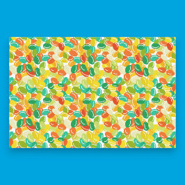 Snoep bonen geel veelkleurig op witte achtergrond tissuepapier