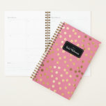 Snoep Roze Gold Glitter Stippen Jaar en naambord Planner<br><div class="desc">Begin je jaar aan de rechterkant met deze gepersonaliseerde en gekke week- en maandplanner met een patroon van valse gouden stippen op een roze achtergrond van het snoep. Vergeet niet het front aan te passen met het jaar en de naam van je keuze!</div>