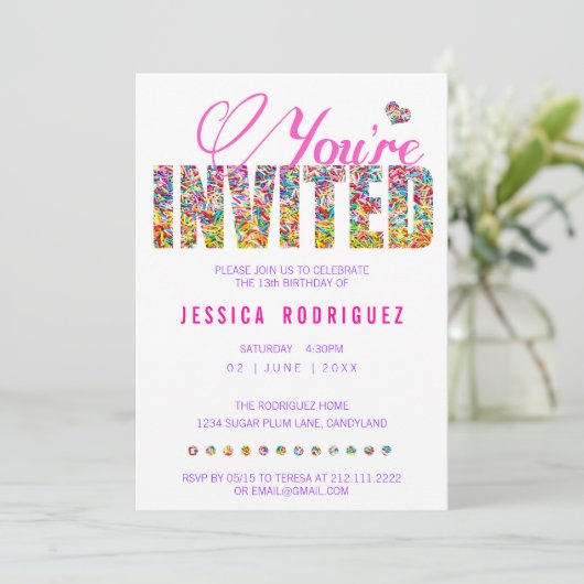 Snoep Thema Sprinkles Birthday Party Uitnodiging (Staand voorkant)