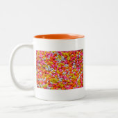 snoepgoed van bonen, van kleurrijk snoep tweekleurige koffiemok (Links)