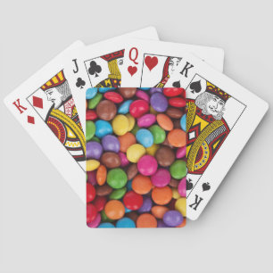 Snoepjes met kleurrijke chocolade pokerkaarten