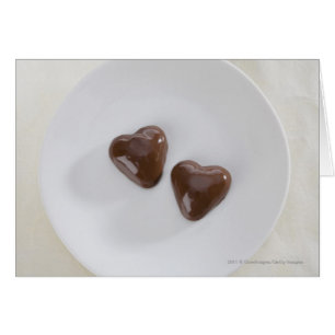 Snoepjes van harsvormige chocolade op een bord