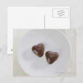 Snoepjes van harsvormige chocolade op een bord briefkaart (Voorkant / Achterkant)