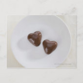 Snoepjes van harsvormige chocolade op een bord briefkaart (Voorkant)