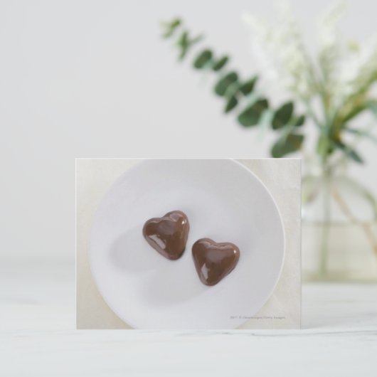 Snoepjes van harsvormige chocolade op een bord briefkaart (Staand voorkant)