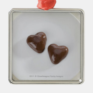 Snoepjes van harsvormige chocolade op een bord metalen ornament
