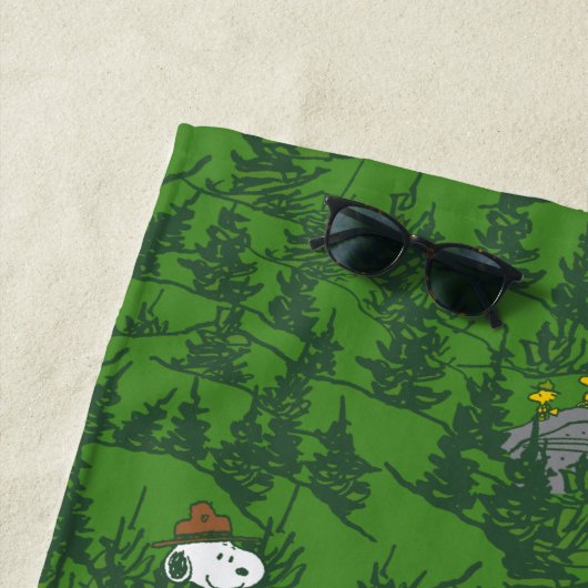 Snoopy Beagle Scout Hiking Pattern Strandlaken (In situ)