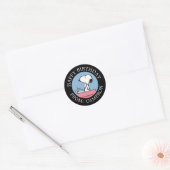 Snoopy bij de Typewriter | Gefeliciteerd Ronde Sticker (Envelop)