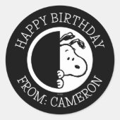 Snoopy gluren om de hoek | Gefeliciteerd Ronde Sticker (Voorkant)