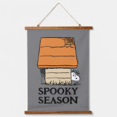 Snoopy Halloween Spin Web Doghouse Hangend Wandkleed (Voorkant)