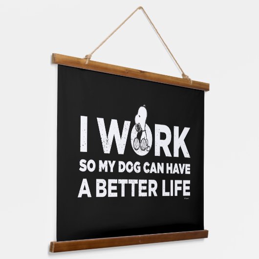 Snoopy - Ik werk zo dat mijn hond een beter leven  Hangend Wandkleed (Gebogen)