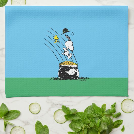 Snoopy Jumping in Pot of Gold Theedoek (Gevouwen)