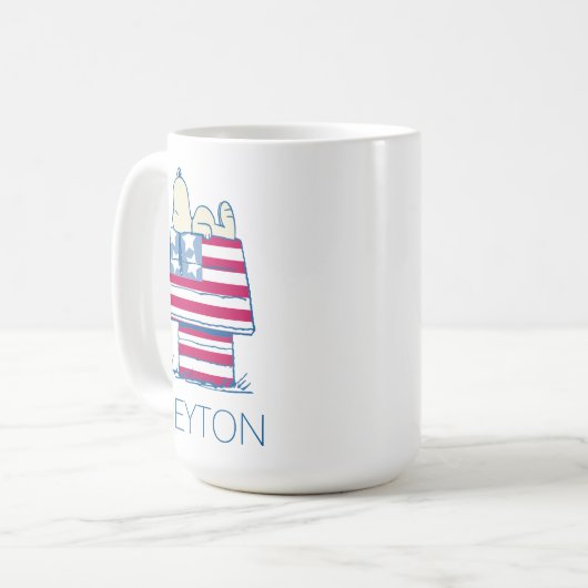 Snoopy op 4 juli Dog House | Jouw namen toevoegen Koffiemok (Voorkant links)