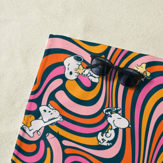 Snoopy & Woodstock Groovy Vibes Paarse Patroon Strandlaken (In situ)