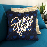Snooze Fest Kussen<br><div class="desc">Wat een snooze fest! Dit leuke ontwerp biedt een achtergrondpatroon van oogleden in donkere blues met de tekst "snooze fest". Handschrift en afbeelding.</div>