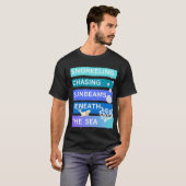 Snorkelen achter zonnestralen onder het zee t-shirt (Voorkant volledig)