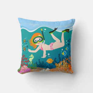 Snorkelend meisje onder het zee kussen