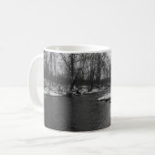 Snow Along James River Grayscale Coffee Mok (Voorkant links)