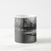 Snow Along James River Grayscale Coffee Mok (Center)