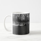 Snow Along James River Grayscale Coffee Mok (Links)
