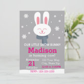 Snow Bunny Birthday Invitation (roze) Kaart (Staand voorkant)