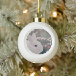 Snow Bunny met Frosted Berries Keramische Bal Ornament