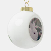 Snow Bunny met Frosted Berries Keramische Bal Ornament (Links)