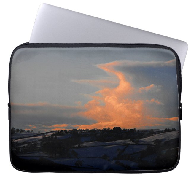 Snow Cloud over Newtown, powys Laptop Sleeve (Voorkant)