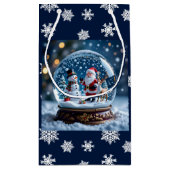 Snow globe with Santa and Reindeer Klein Cadeauzakje (Achterkant)