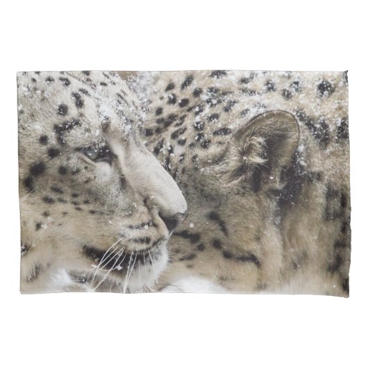 Snow Leopard Cuddle Kussensloop (Voorkant)