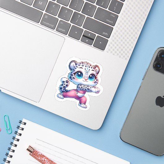 Snow Leopard Making Yoga Stickers (Laptop met iPhone)