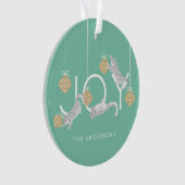 Snow Leopards & JOY Green Christmas Foto Ornament (voorkant)