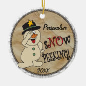 Snow Peeking Snowman Keramisch Ornament (Voorkant)