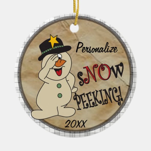 Snow Peeking Snowman Keramisch Ornament (Voorkant)