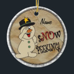 Snow Peeking Snowman Keramisch Ornament<br><div class="desc">Keramische ornament. Schattige S"NO"W Peeking Snowman. Geweldig idee om als cadeau te geven, te gebruiken als onderdeel van uw cadeauverpakking, aan uw kerstboom te hangen, aan te passen, enz... ⭐Dit product is 100% . Afbeeldingen en tekst kunnen worden verwijderd, verplaatst, vergroot of verkleind, gewijzigd, geroteerd, enz... 99% van mijn design...</div>
