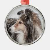 Snow Sheltie met kerstversiering Metalen Ornament (Voorkant)