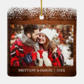 Snow Top Wood Ons eerste kerstcadeaufoto Keramisch Ornament (Achterkant)