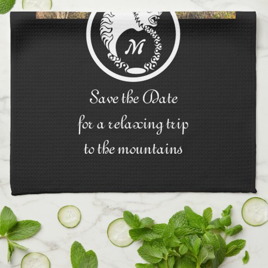 Snow White Wolf Silhouette Laurel Monogram Foto Theedoek (Gevouwen)