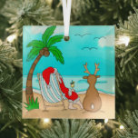 Snowbird Kerstmis, Kerstman en rendier op strand Glas Ornament<br><div class="desc">Ik wens je een prettige kerst van het strand! Grappig sneeuwvogelfeest met handgetekende kerstman en rendier op het strand drink een Pina colada.</div>