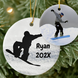 Snowboarden met kerstzwarte op sneeuw keramisch ornament