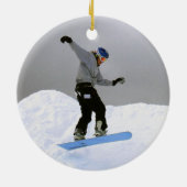 Snowboarden met kerstzwarte op sneeuw keramisch ornament (Achterkant)